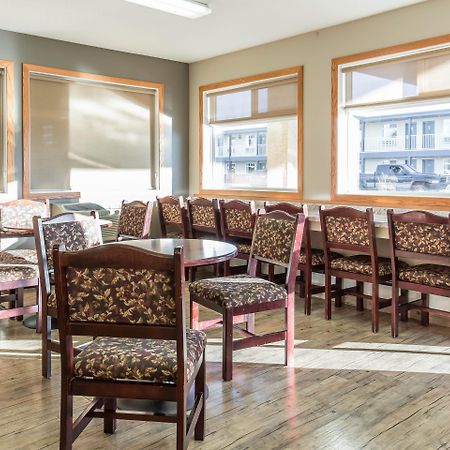Empire Inn & Suites Penhold Екстер'єр фото