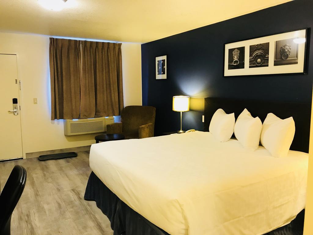 Empire Inn & Suites Penhold Екстер'єр фото