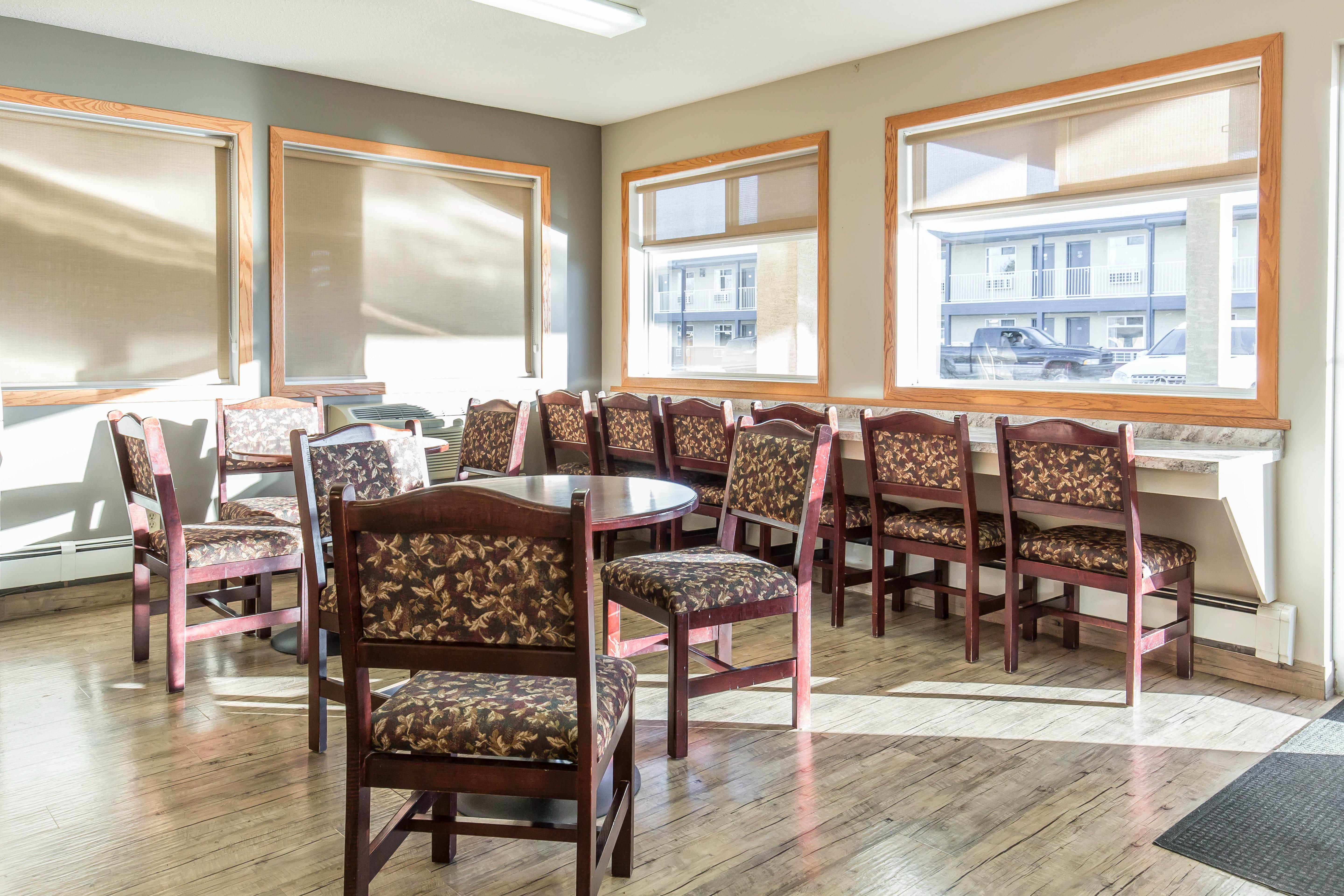 Empire Inn & Suites Penhold Екстер'єр фото