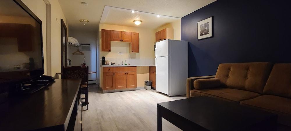 Empire Inn & Suites Penhold Екстер'єр фото