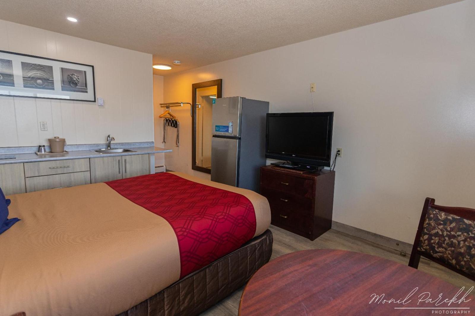 Empire Inn & Suites Penhold Екстер'єр фото