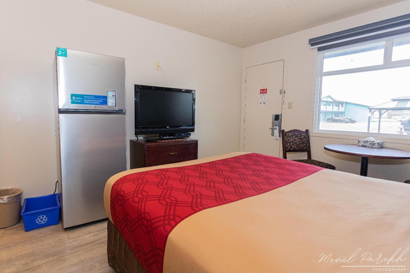 Empire Inn & Suites Penhold Екстер'єр фото