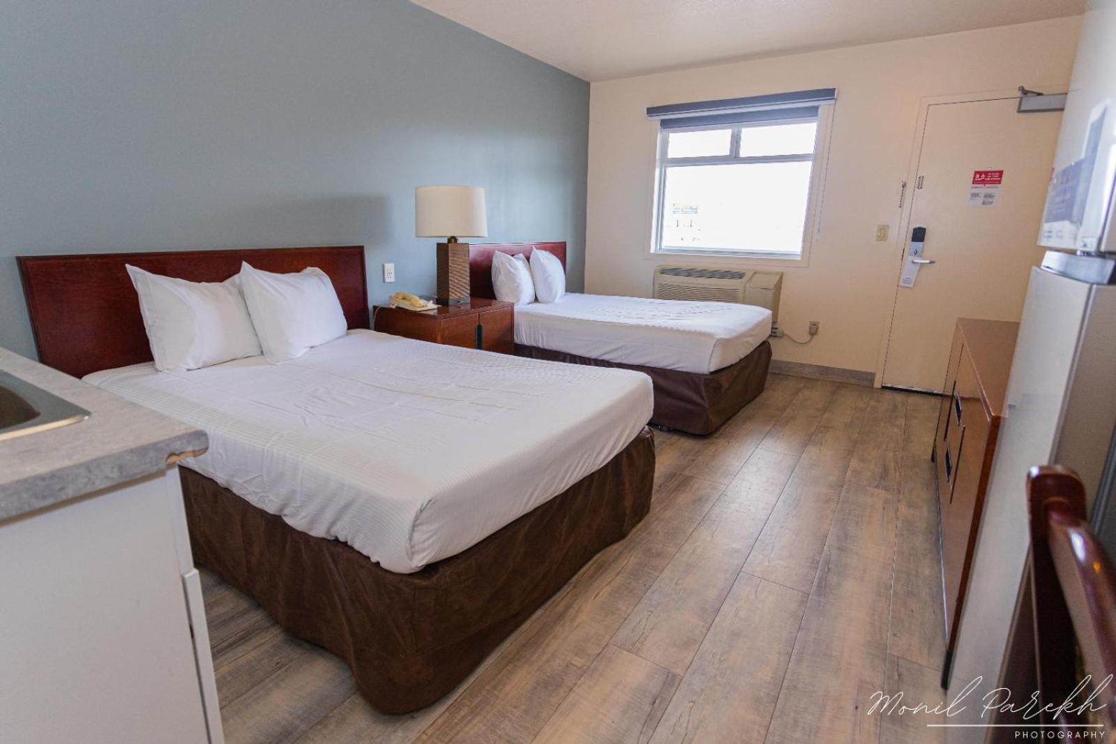 Empire Inn & Suites Penhold Екстер'єр фото