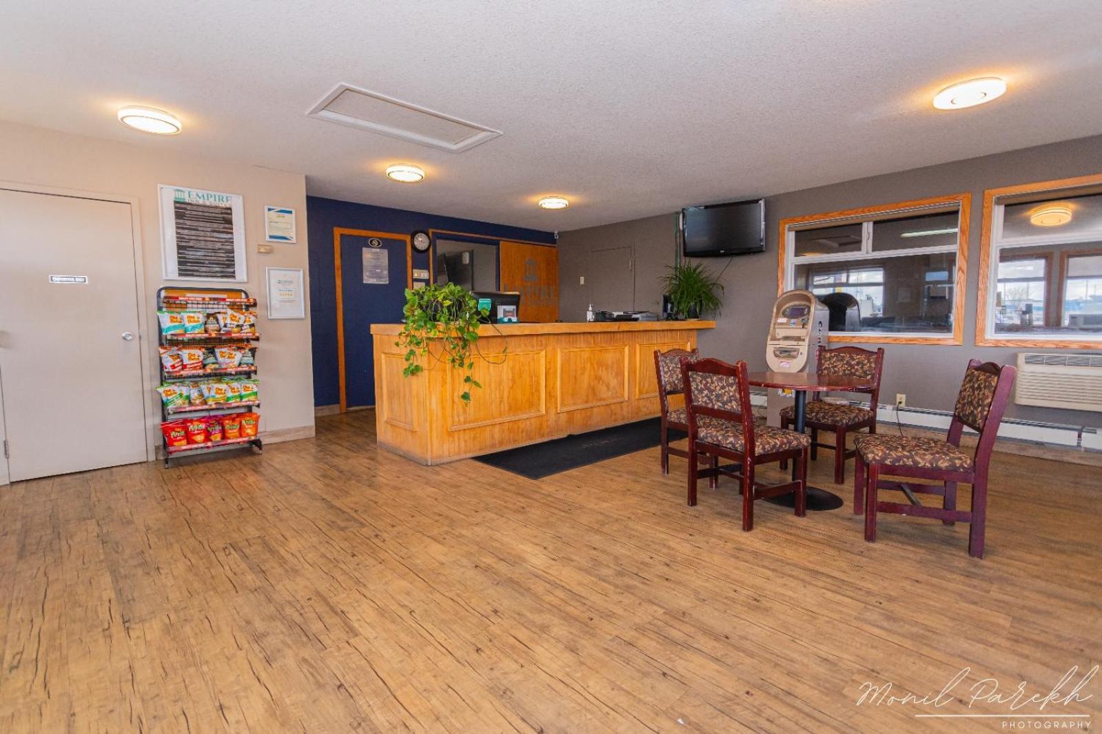 Empire Inn & Suites Penhold Екстер'єр фото