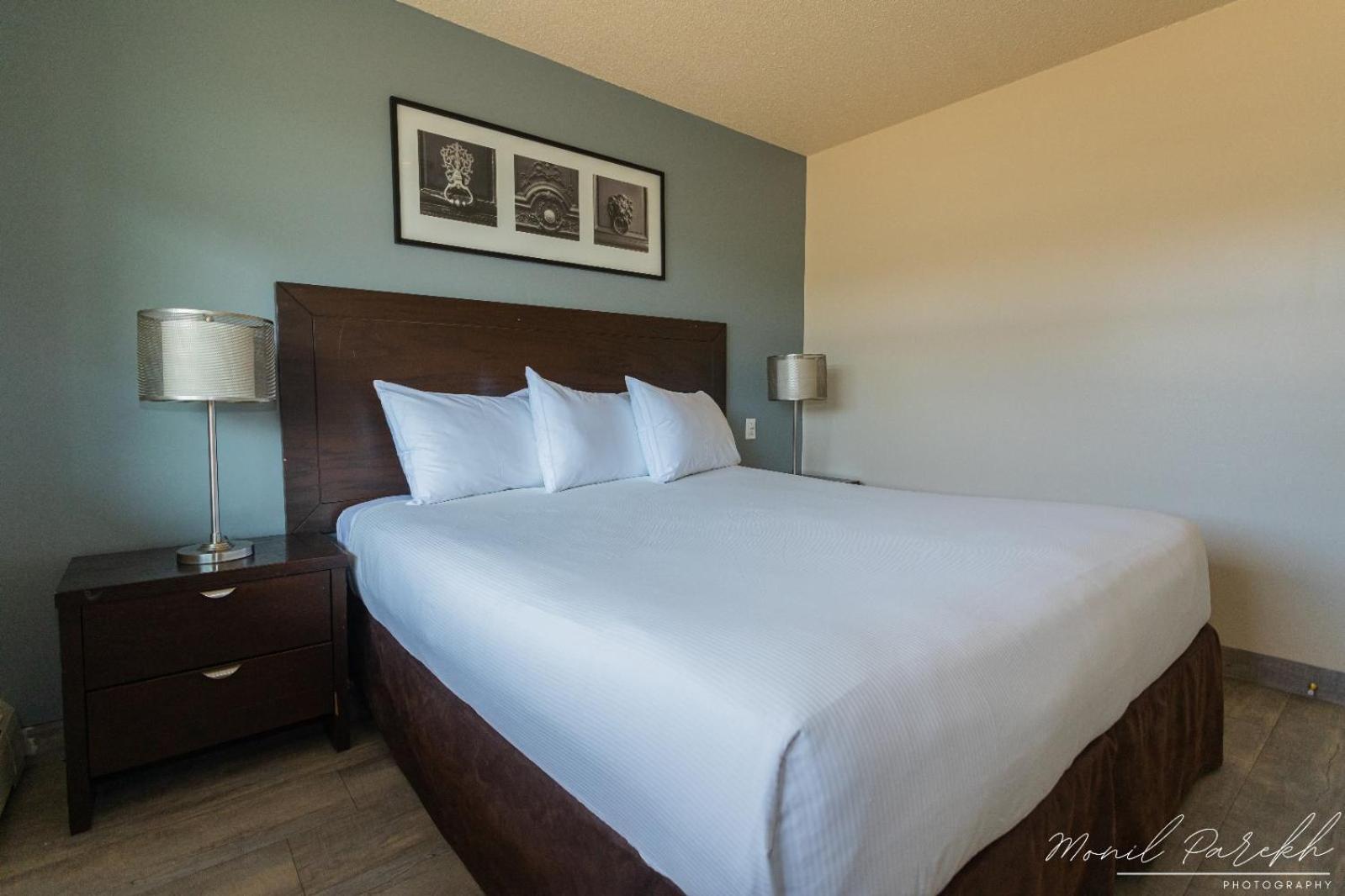 Empire Inn & Suites Penhold Екстер'єр фото