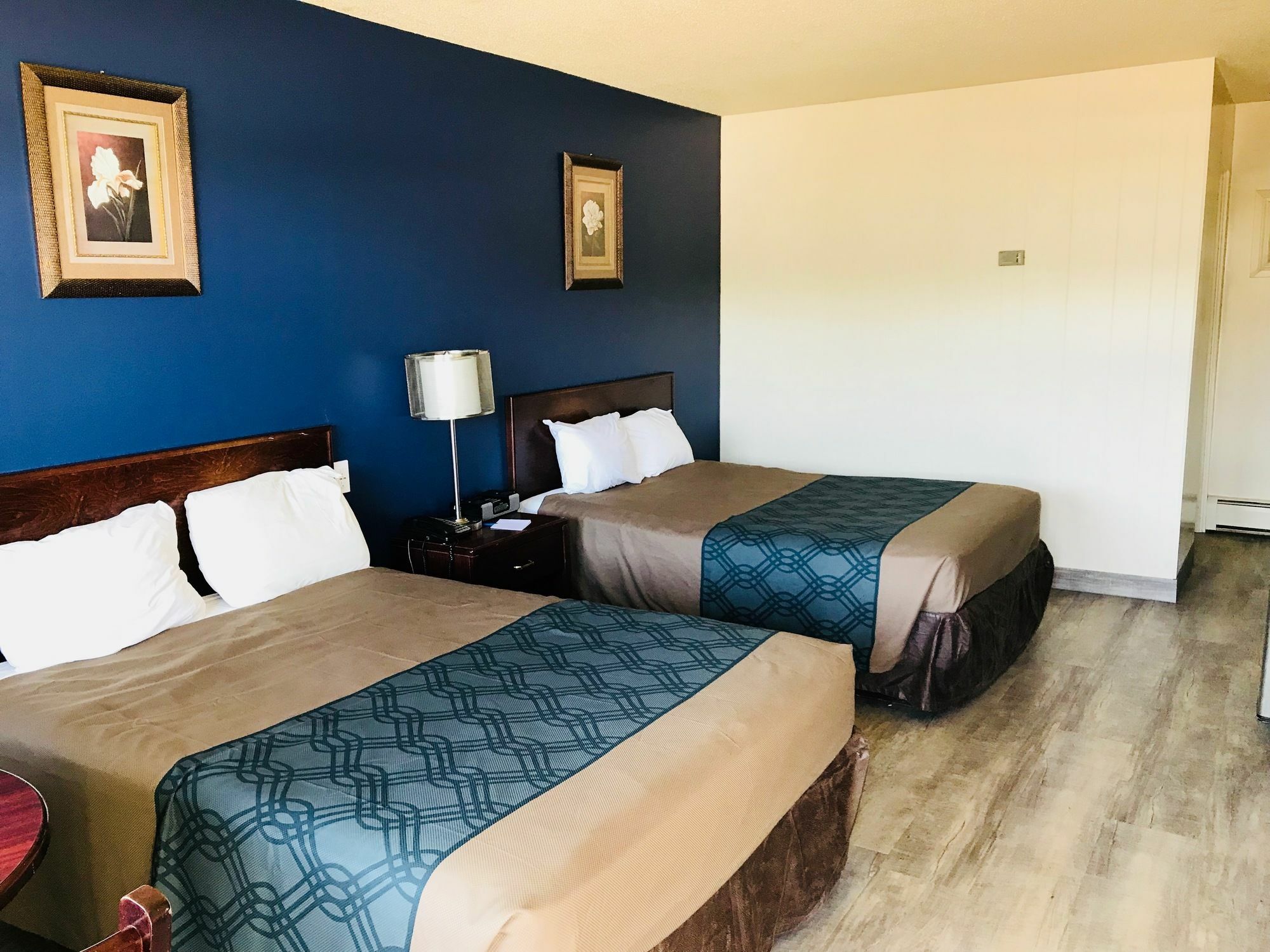 Empire Inn & Suites Penhold Екстер'єр фото