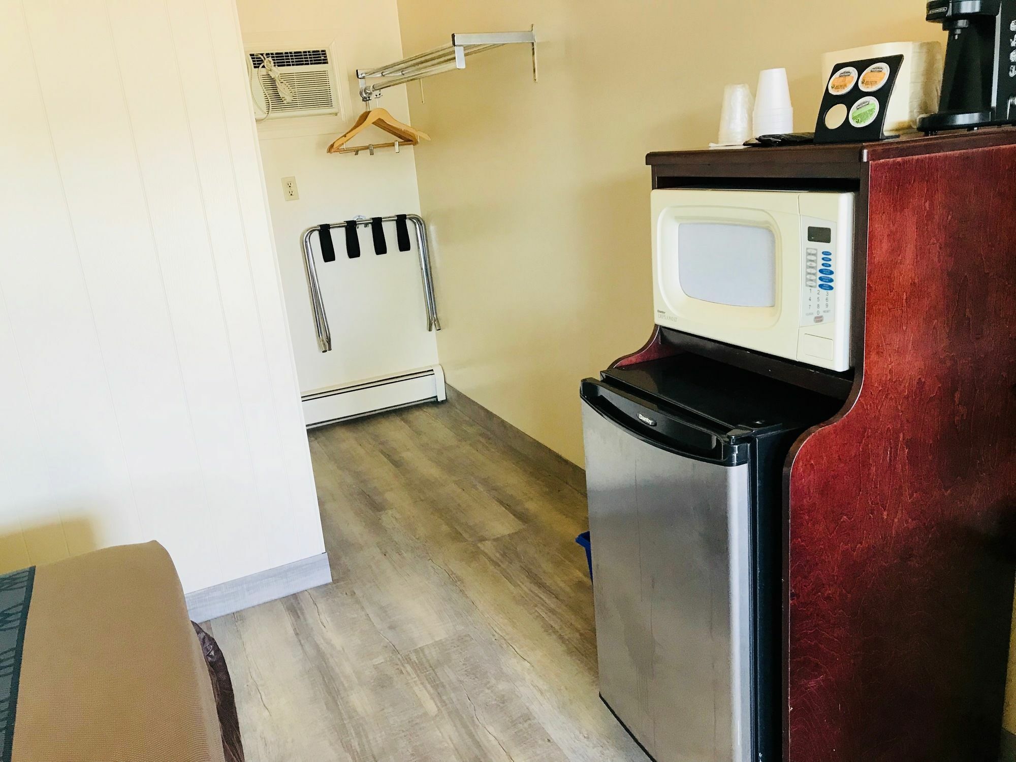 Empire Inn & Suites Penhold Екстер'єр фото