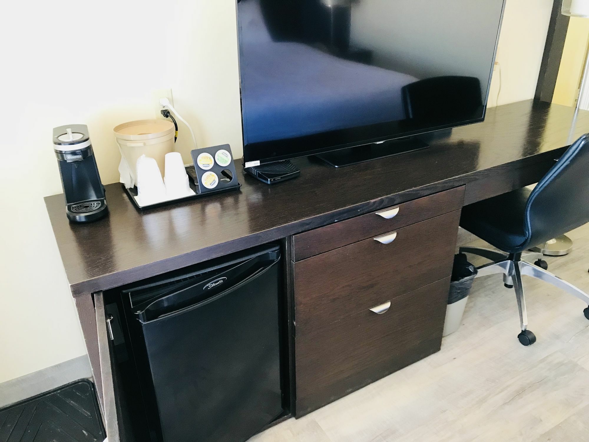 Empire Inn & Suites Penhold Екстер'єр фото