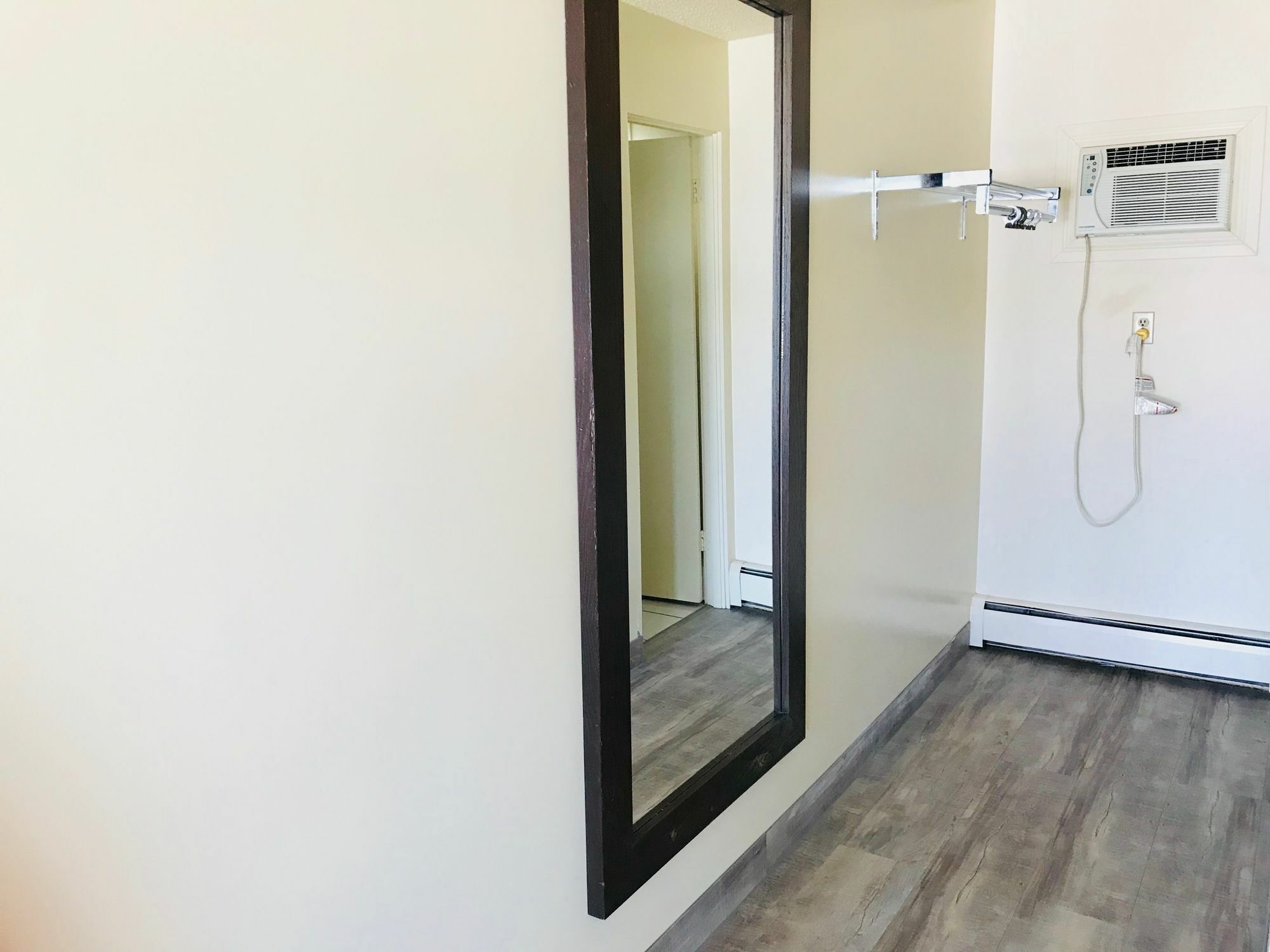 Empire Inn & Suites Penhold Екстер'єр фото