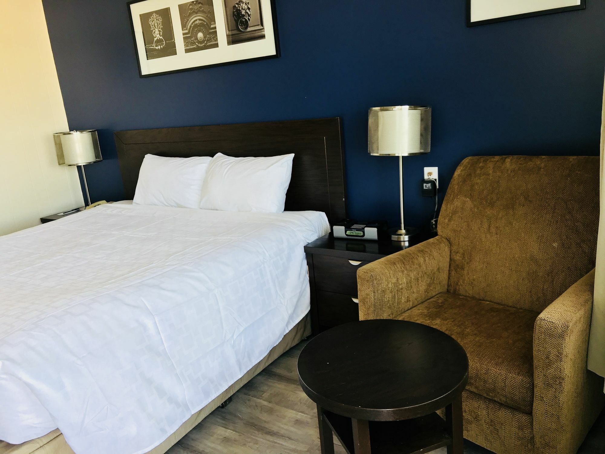 Empire Inn & Suites Penhold Екстер'єр фото