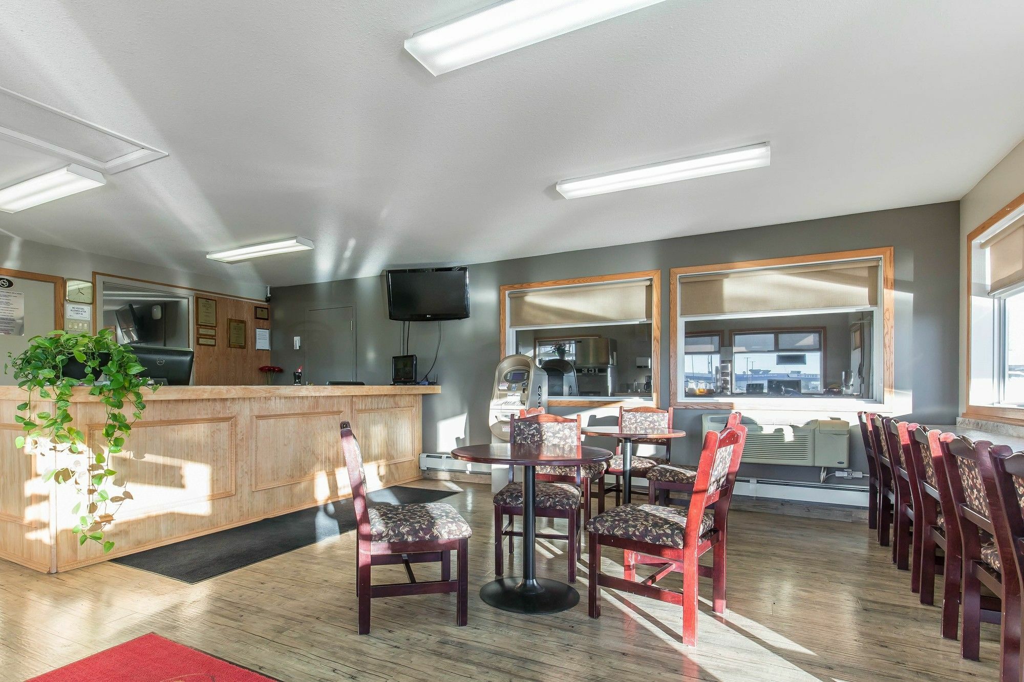 Empire Inn & Suites Penhold Екстер'єр фото