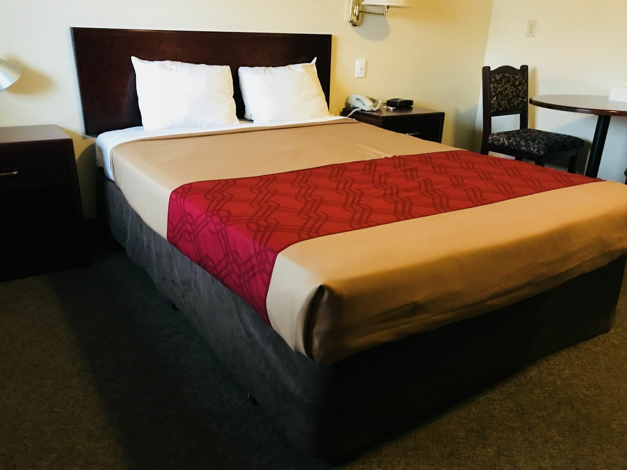 Empire Inn & Suites Penhold Екстер'єр фото