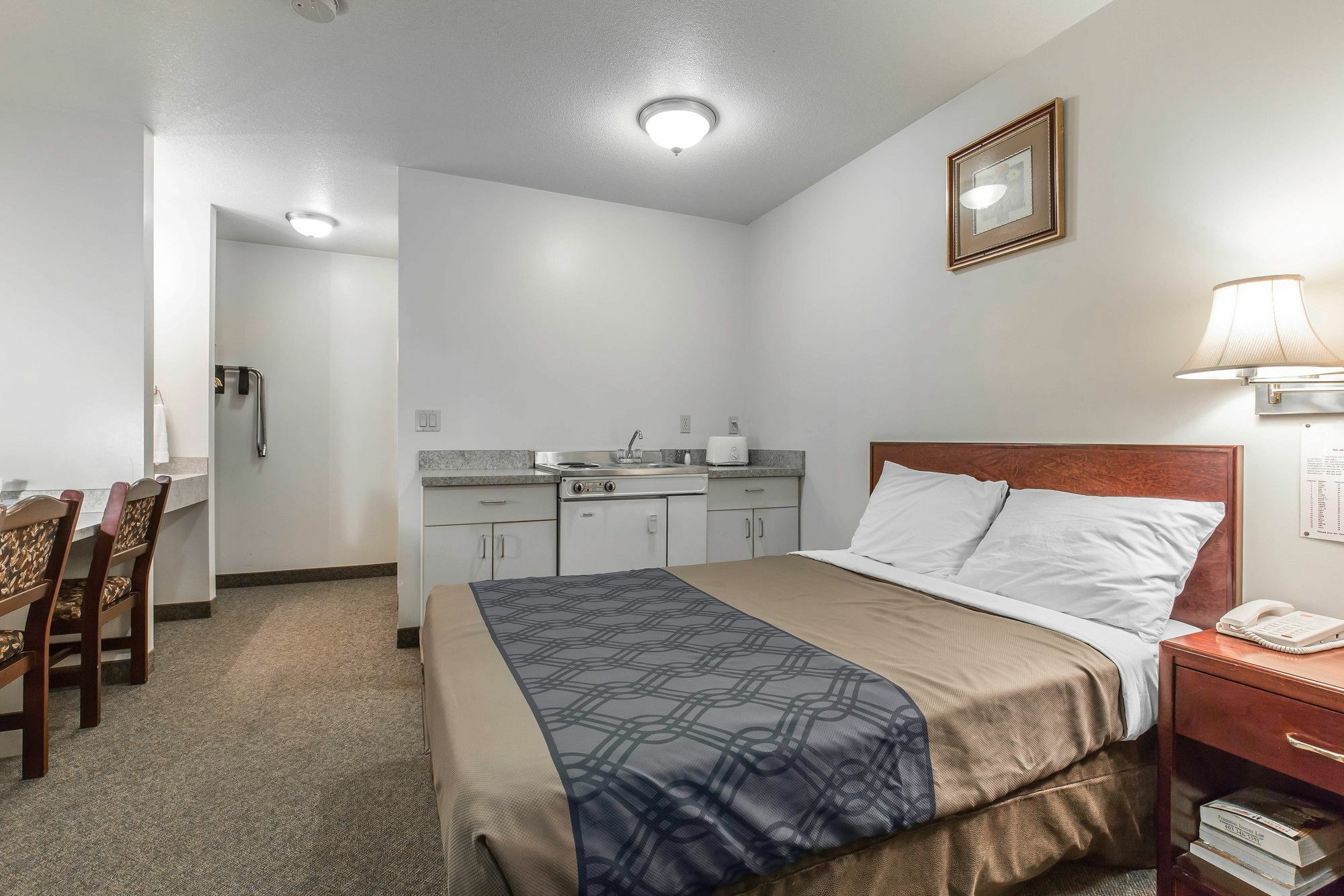 Empire Inn & Suites Penhold Екстер'єр фото